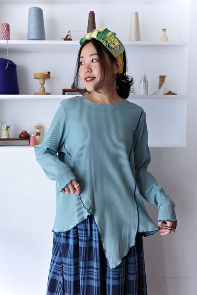 𓏭木耳邊點綴不規則下擺螺紋上衣9