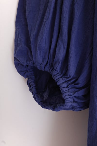 𓏭輕飄飄Ｖ領繫帶抓摺澎袖上衣23