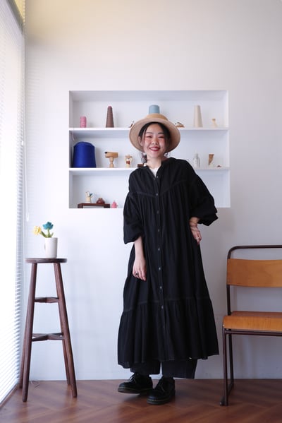 𓏭精緻緹花布料車線魚尾開襟洋裝3