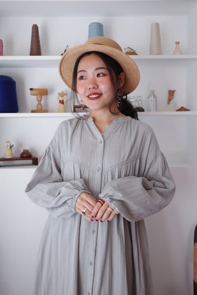 𓏭精緻緹花布料車線魚尾開襟洋裝16