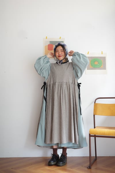 𓏭木耳領邊圍裙式繫帶洋裝9