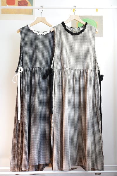 𓏭木耳領邊圍裙式繫帶洋裝1