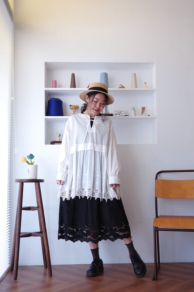 𓏭精緻花邊蕾絲拼接Ｖ領繫帶上衣15