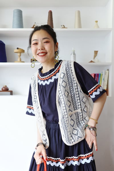 菱格圖紋透紗刺繡Ｖ領背心14