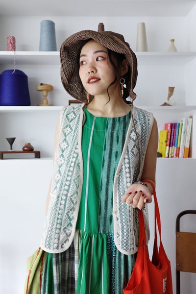 菱格圖紋透紗刺繡Ｖ領背心19