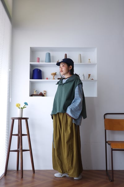 𓏭小布標開衩下擺鬆身連帽背心4