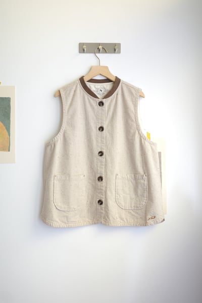 𓏭棒球領混織點圓弧下擺背心18