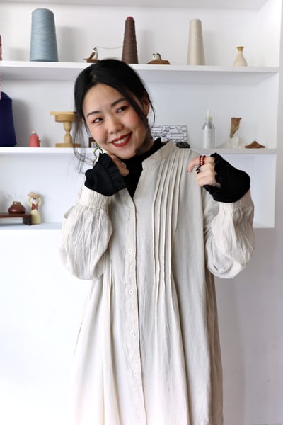 𓏭V字領壓摺開襟純色洋裝12