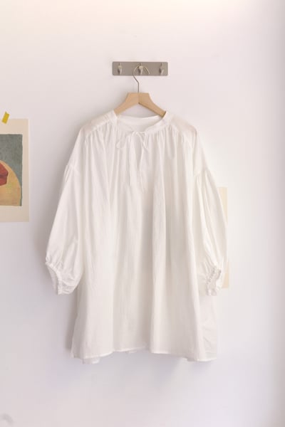 𓏭輕飄飄Ｖ領繫帶抓摺澎袖上衣21