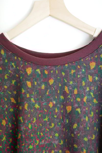 𓏭塗鴉豹紋拼接鬆身上衣17