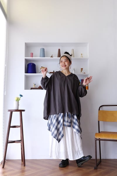 𓏭輕飄飄Ｖ領繫帶抓摺澎袖上衣4