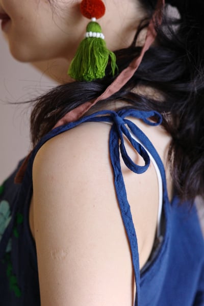 𓏭繽紛花朵刺繡繫帶背心8