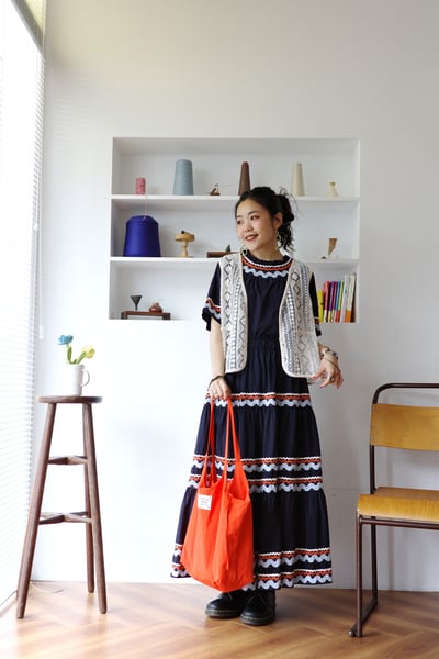 菱格圖紋透紗刺繡Ｖ領背心11