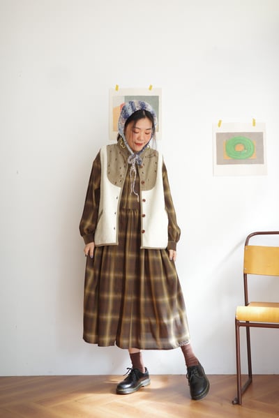 𓏭腰際抓摺格紋開襟洋裝19