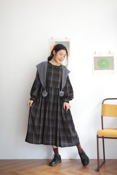 𓏭腰際抓摺格紋開襟洋裝6