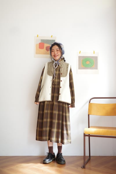 𓏭腰際抓摺格紋開襟洋裝16