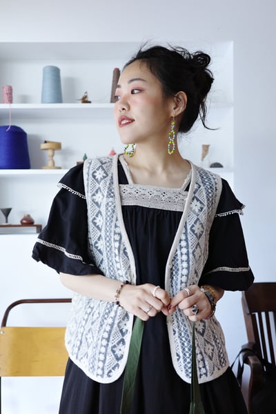 菱格圖紋透紗刺繡Ｖ領背心20