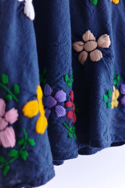 𓏭繽紛花朵刺繡繫帶背心10