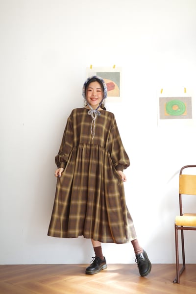 𓏭腰際抓摺格紋開襟洋裝7