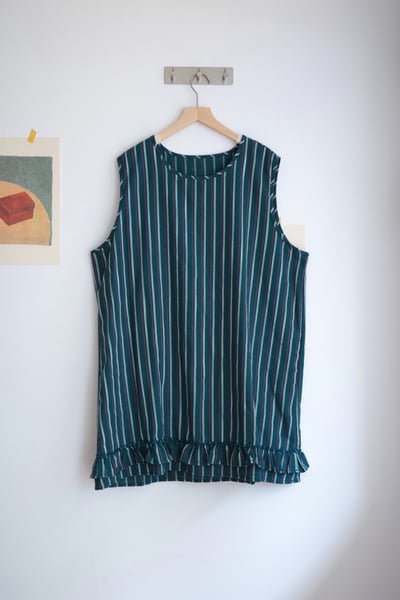 𓏭木耳邊拼接下擺鬆身直紋長背心1