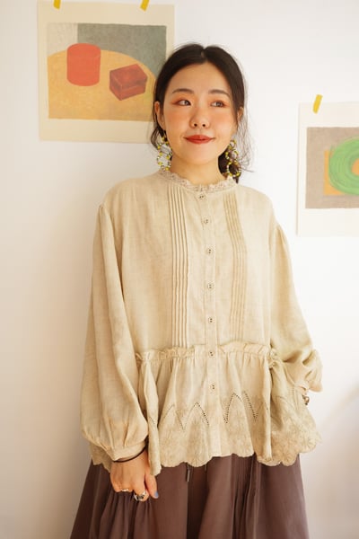 𓏭蕾絲花邊刺繡壓摺上衣3