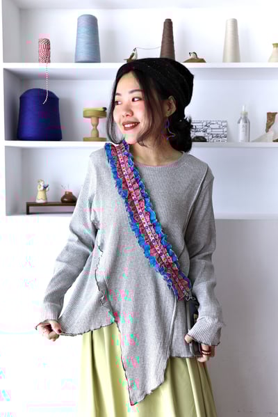 𓏭木耳邊點綴不規則下擺螺紋上衣15