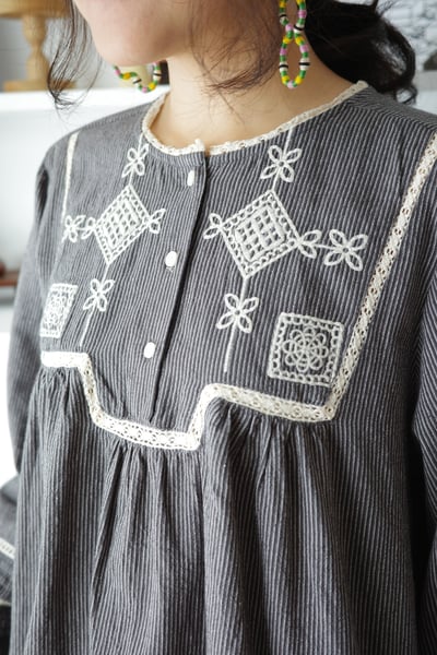 𓏭圖騰刺繡鏤空織帶直紋上衣9