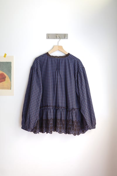 𓏭蕾絲花邊刺繡壓摺上衣23