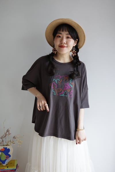 𓏭慵懶線條水果刺繡TEE5
