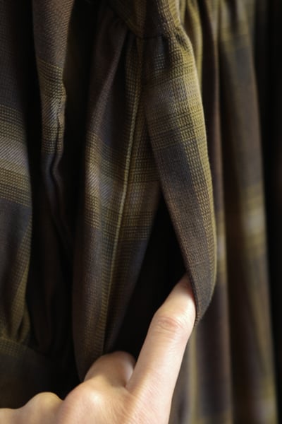 𓏭腰際抓摺格紋開襟洋裝23