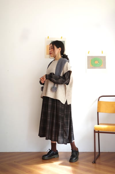 𓏭腰際抓摺格紋開襟洋裝17