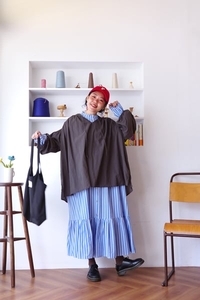 𓏭輕飄飄Ｖ領繫帶抓摺澎袖上衣9