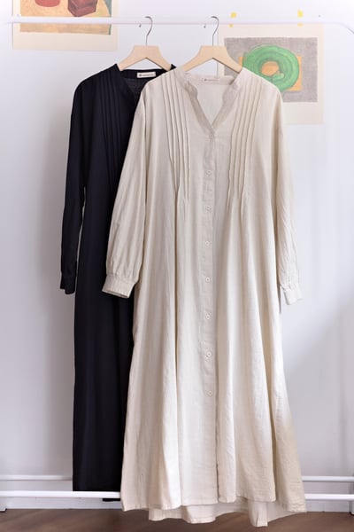 𓏭V字領壓摺開襟純色洋裝1