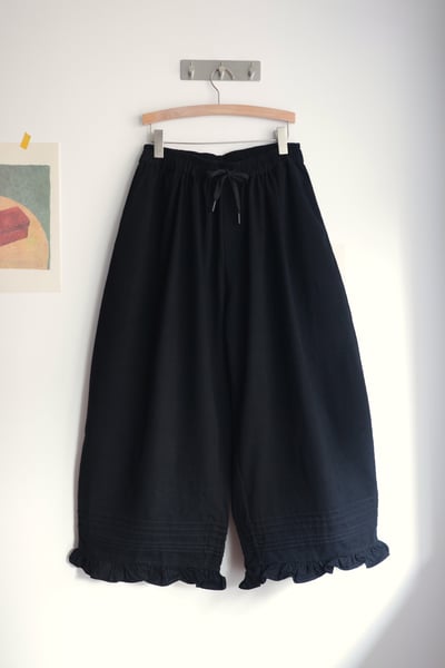 𓏭褲管壓褶木耳花邊繭型褲17