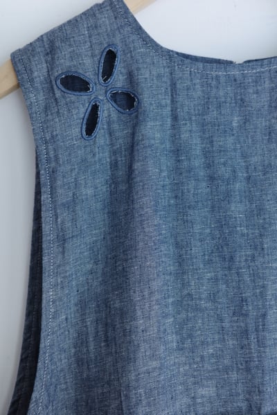 鏤空花朵百摺無袖洋裝4