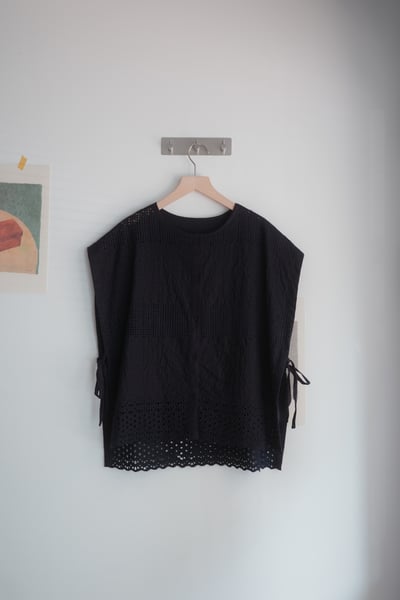 精緻鏤空花朵刺繡繫帶開扣背心1