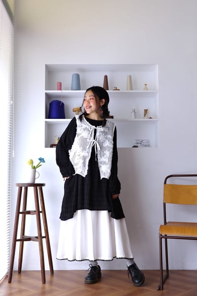 𓏭纏繞花朵洞洞繫帶背心2