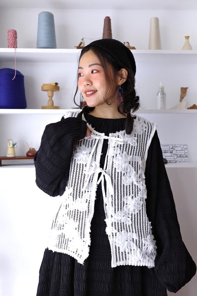 𓏭纏繞花朵洞洞繫帶背心11