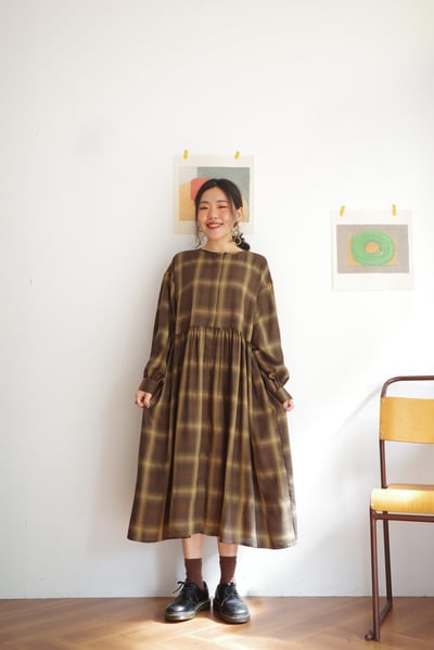 𓏭腰際抓摺格紋開襟洋裝5