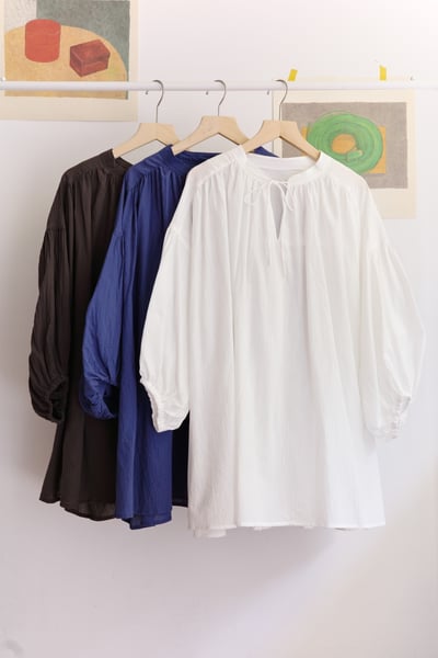 𓏭輕飄飄Ｖ領繫帶抓摺澎袖上衣1