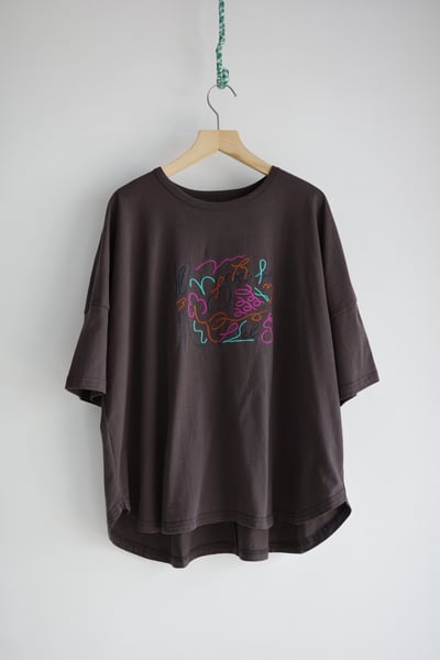 𓏭慵懶線條水果刺繡TEE16
