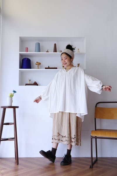 𓏭輕飄飄Ｖ領繫帶抓摺澎袖上衣3