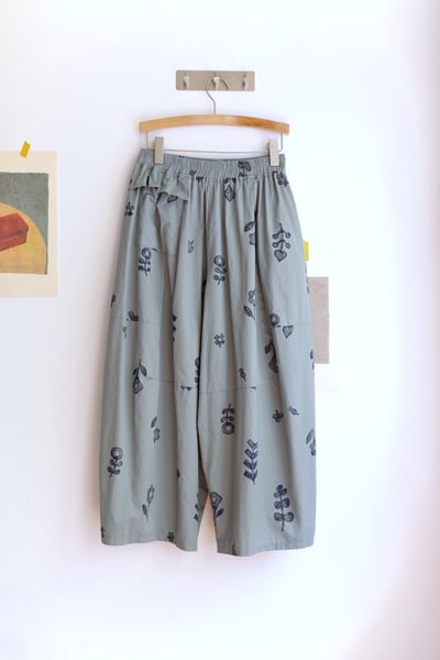 𓏭不對稱口袋拼接花柄氣球褲16