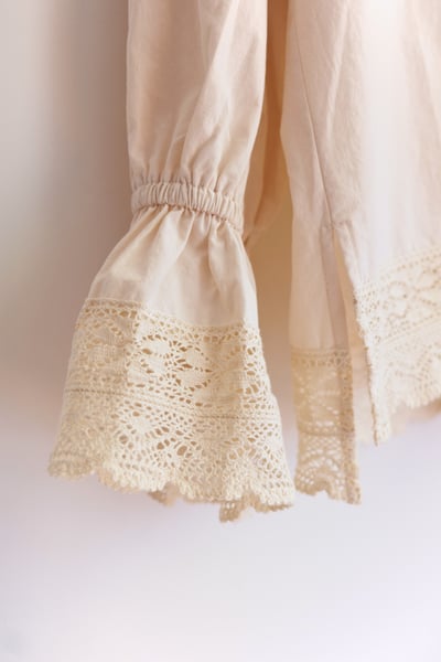 𓏭份量感領片蕾絲拼接襯衫22