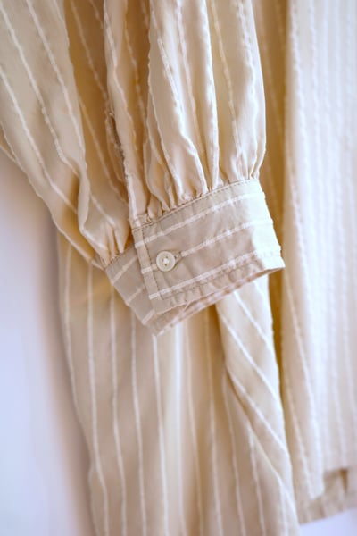 𓏭份量感優雅抓摺袖直紋緹花上衣22