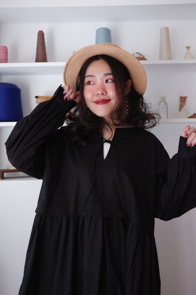 𓏭精緻花邊蕾絲拼接Ｖ領繫帶上衣9