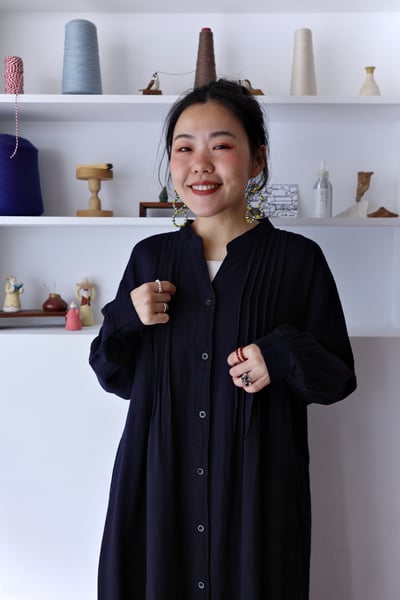 𓏭V字領壓摺開襟純色洋裝10