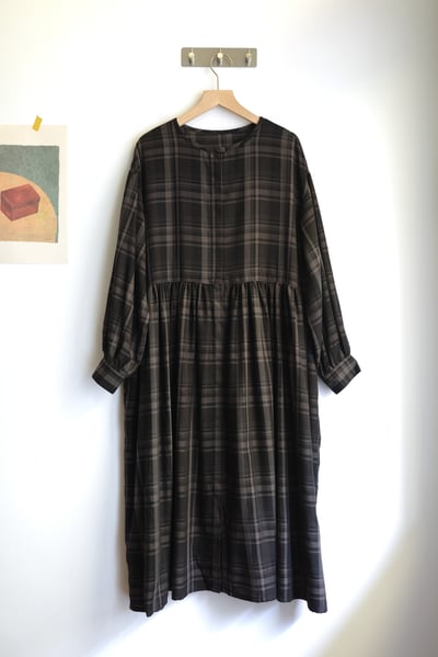 𓏭腰際抓摺格紋開襟洋裝21