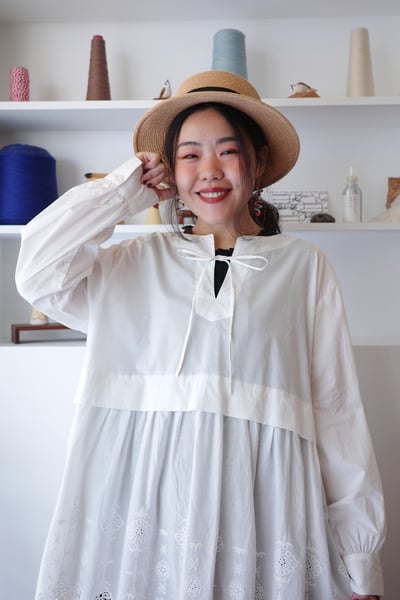 𓏭精緻花邊蕾絲拼接Ｖ領繫帶上衣4