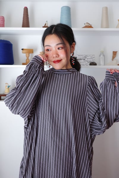 𓏭份量感優雅抓摺袖直紋緹花上衣5